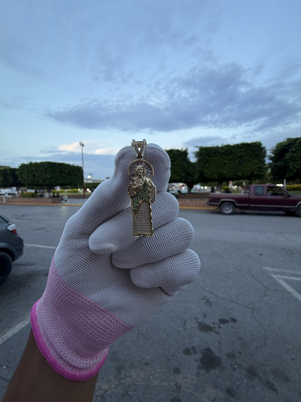 Dije de San Judas Tadeo con Circonitas Verdes y Blancas en Oro
