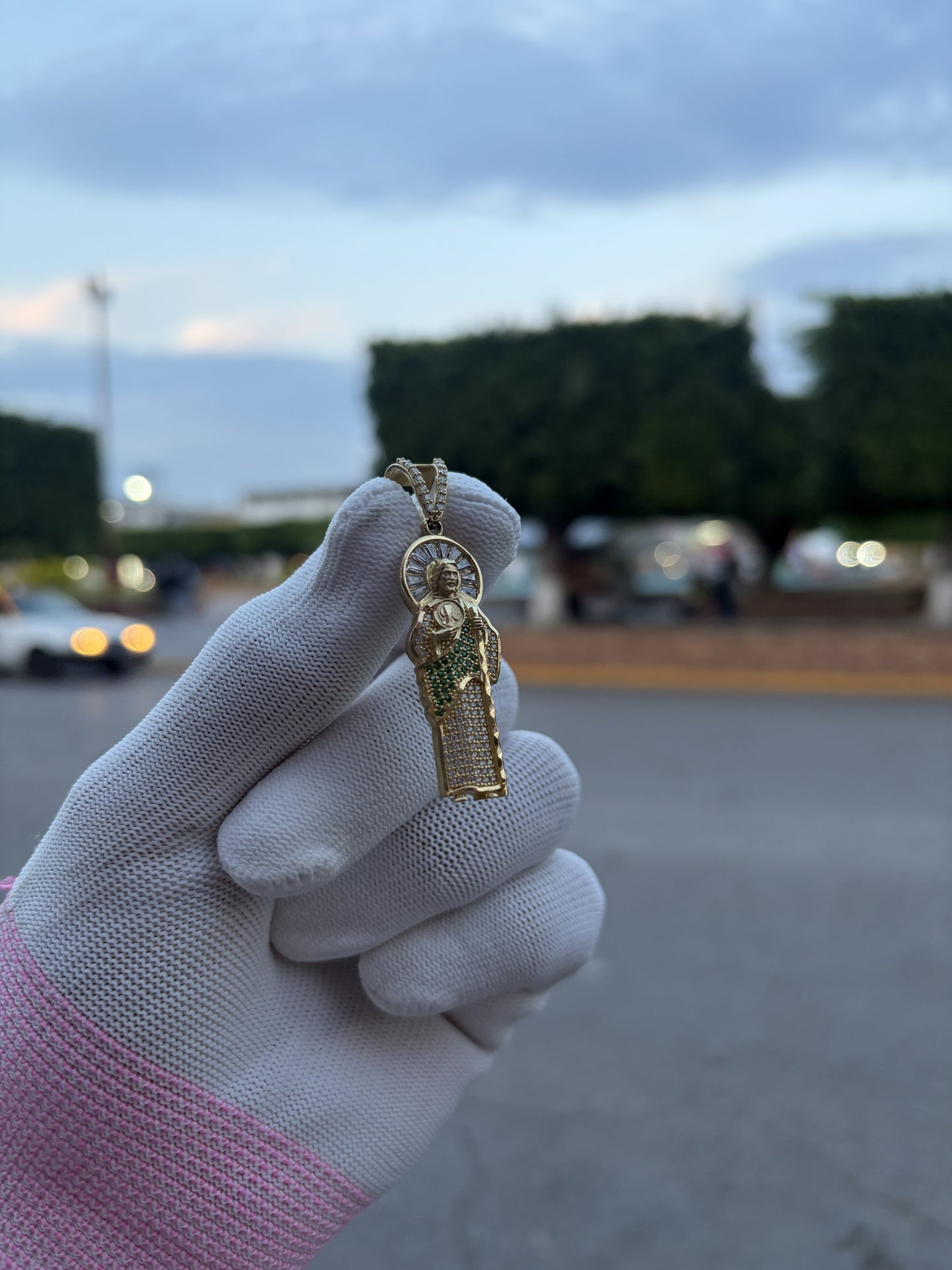 Dije de San Judas Tadeo con Circonitas Verdes y Blancas en Oro