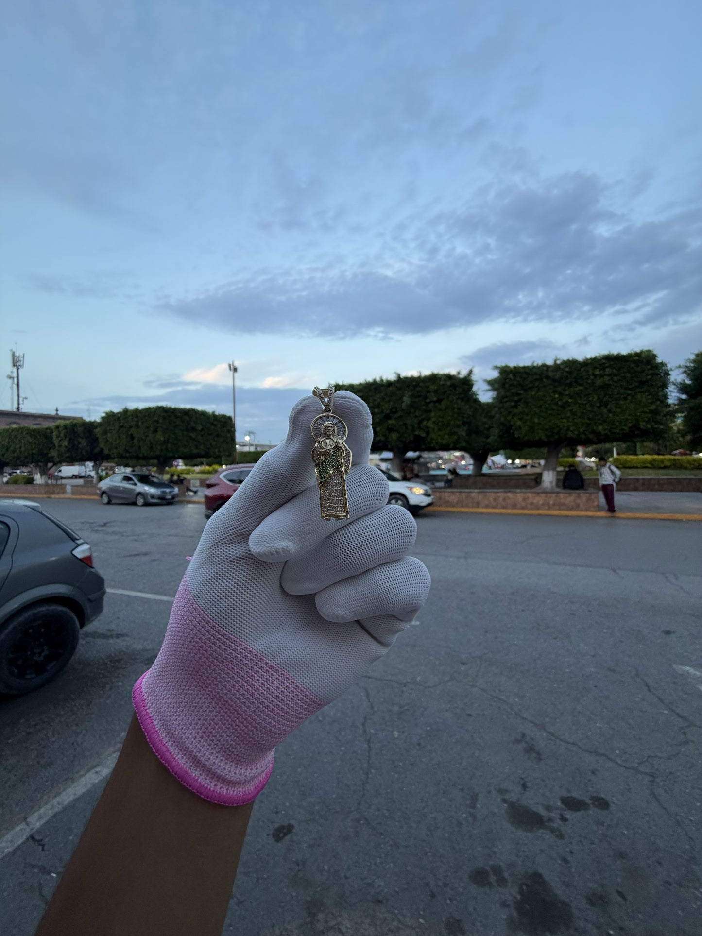 Dije de San Judas Tadeo con Circonitas Verdes y Blancas en Oro