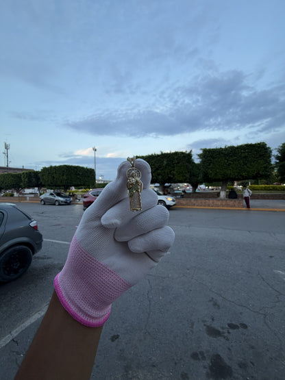 Dije de San Judas Tadeo con Circonitas Verdes y Blancas en Oro
